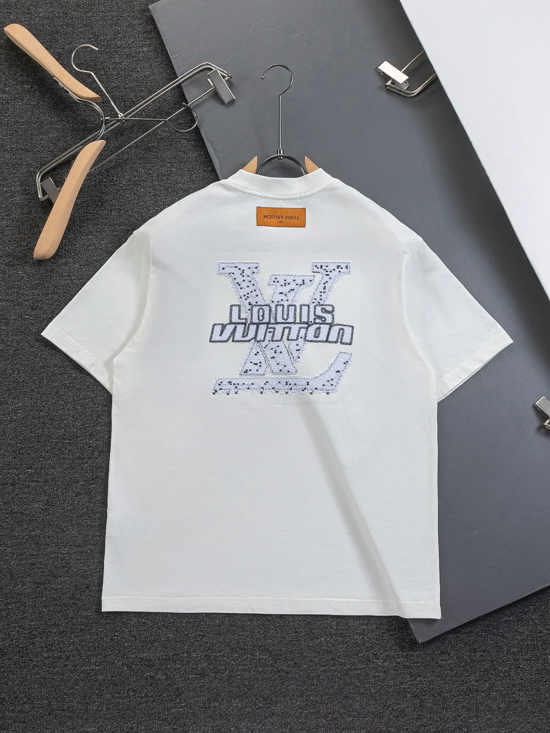 🅿️220 Louis Vuitton 1V LV lv slightly wide version S-XL LV 26ss new products are available at counters simultaneously. Multiple craftsmanship. Spotted letter logo on the chest🪡 embroidery. Large spotted letter logo on the back panel🪡 embroidery. Round neck short-sleeved T-shirt, same style for men and women! Consigned to one-to-one creation. Synchronized with the official website, pure cotton fabrics at the counter! It is close to the skin and comfortable, durable and easy to wear. It has a classic and simple logo design and meticulous original craftsmanship. Short-sleeves, a must-have item for men, do not appear to be the same for the general public, but must be unique and eye-catching. This LV short-sleeve is all about quality, comfort, the same shape and fashion as always, including fabrics and cutting techniques. All of them have been made with great effort! 320 grams of washed pure cotton fabric, pure cotton is breathable, very refreshing and comfortable for daily wear. The rib knitting on the neckline is smooth and tight, and the neckline will not be skewed if you toss it at will. The loose version, you will find that it looks really good on the upper body. The overall is minimalist and neat, super versatile for daily use! Pair it casually with a pair of pants for a youthful look. A T-shirt will make your outfit crazy. It is a fashionable item that can never go wrong! Color: Black White Size: S-XL Size chart: S: Shoulder width 50-Bust 56-Length 70 M: Shoulder width 52-Bust 57-Length 72 L: Shoulder width 54-Bust 59-Length 74 XL: Shoulder width 56-Bust 62-Length 76